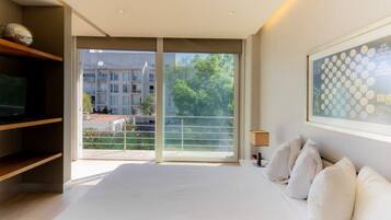 Tabla de planchar con plancha, wifi, ropa de cama