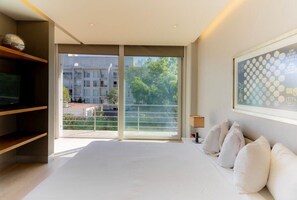 Tabla de planchar con plancha, wifi, ropa de cama