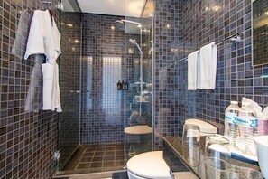 Ducha, secador de pelo y toallas