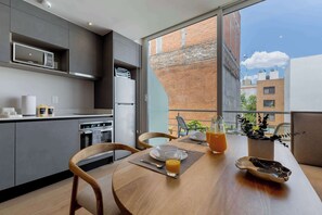 Fridge, microwave, oven, stovetop - TOP Colonia Studio | Trendy Studio (Mexico City)