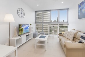 Smart TV, offices - Beautiful Unit with Gym and Pool near Museums (South Brisbane)