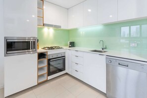 Fridge, microwave, oven, stovetop - Beautiful Unit with Gym and Pool near Museums (South Brisbane)