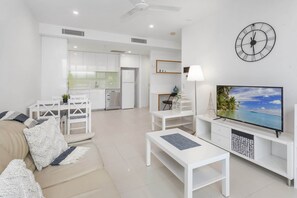 Smart TV, offices - Beautiful Unit with Gym and Pool near Museums (South Brisbane)