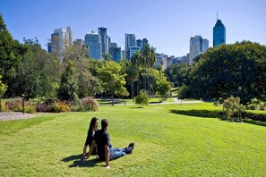 Property grounds - Beautiful Unit with Gym and Pool near Museums (South Brisbane)