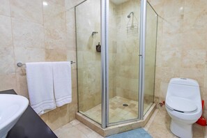 Een douche, een haardroger, handdoeken