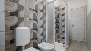 Douche, sèche-cheveux, serviettes fournies
