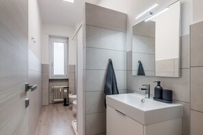 Shower, hair dryer, towels - Maison Rosaria Vacation Home near Allianz Stadium with Balcony (Torino)