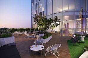 Outdoor dining - High-Rise Balcony Unit with City Views, Gym, Pool (Moonee Ponds)
