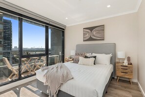 1 bedroom, desk, iron/ironing board, bed sheets - Stylish Arts Precinct Unit with Fabulous Views (Southbank)