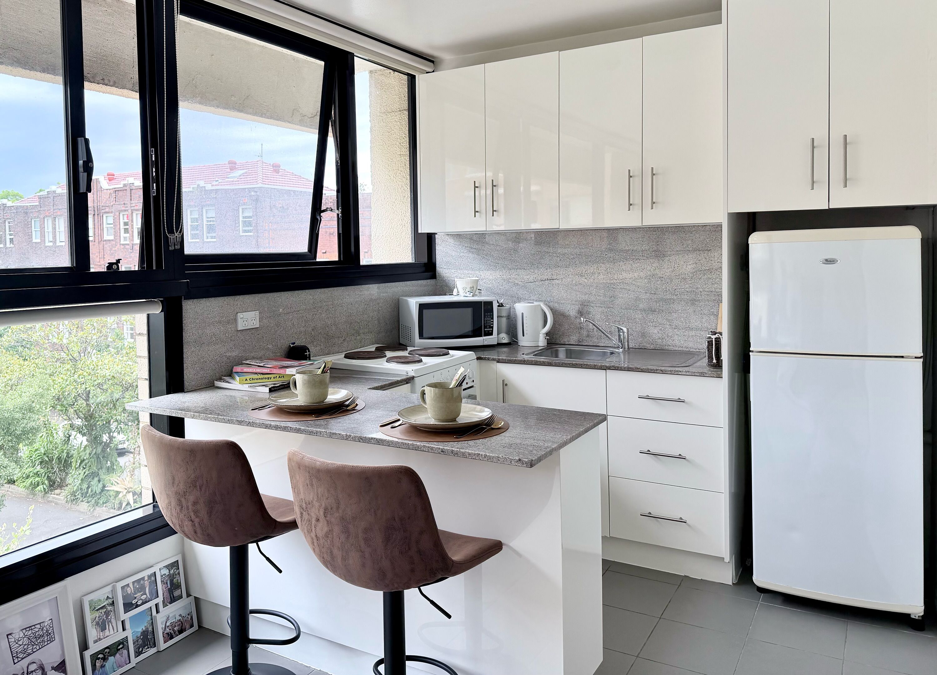 Refrigerador, microondas, placa de cocina, cafetera/tetera