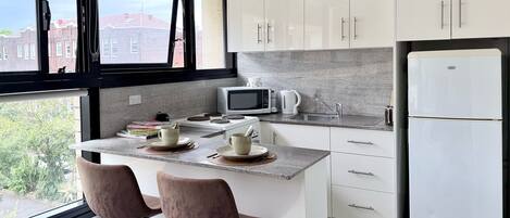 Réfrigérateur, micro-ondes, plaque de cuisson, cafetière/bouilloire