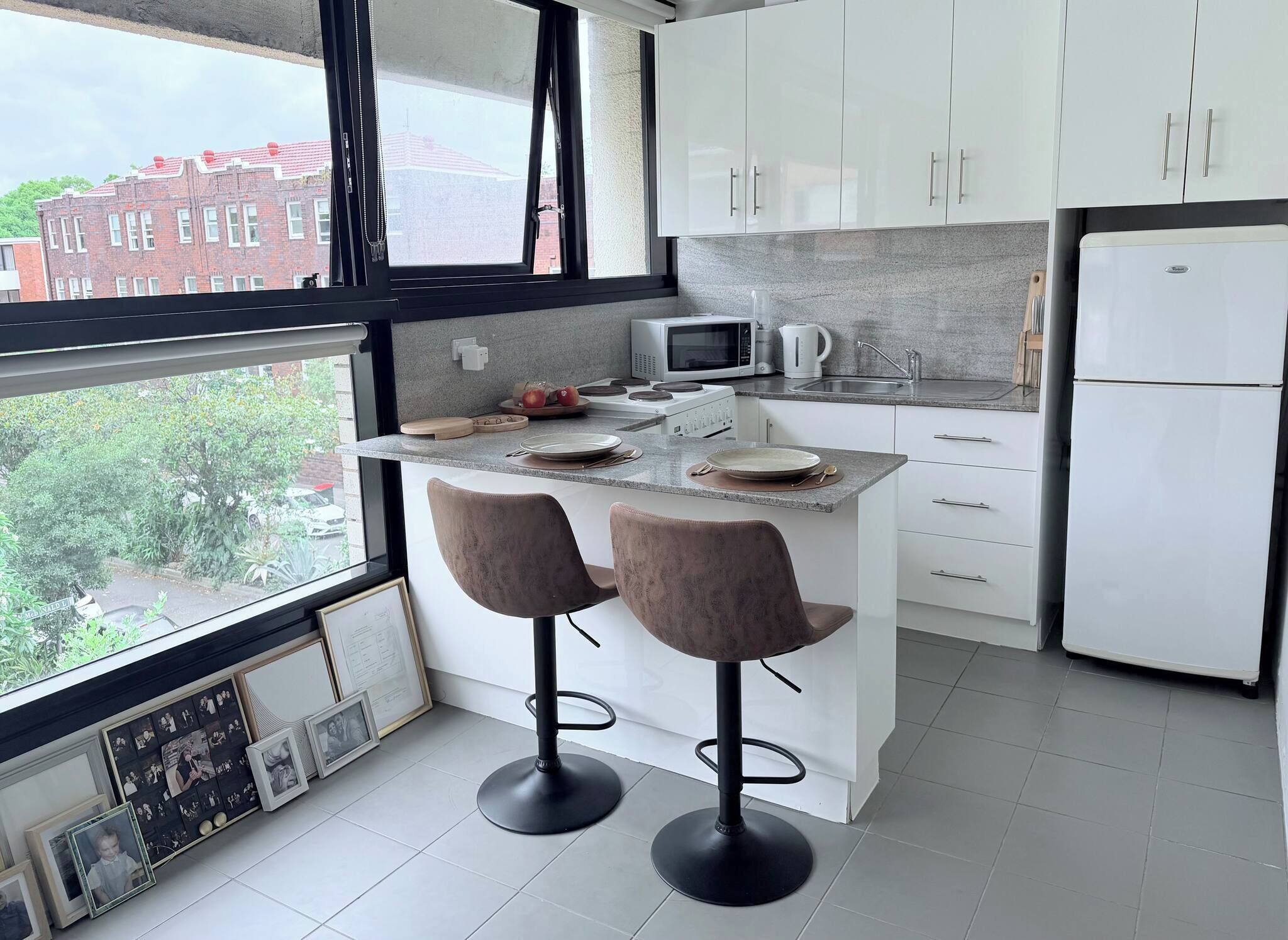 Een koelkast, een microgolfoven, een kookplaat