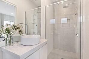 Hair dryer, towels - Gorgeous 3-Bed House with Spacious Shared Backyard (Carnegie)