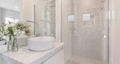 Gorgeous 3-Bed House with Spacious Shared Backyard