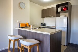 Fridge, microwave, oven, stovetop - Spacious City Stay Near Lygon Street Dining (Carlton)