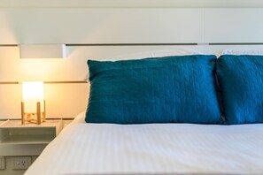 1 bedroom, iron/ironing board, travel cot, bed sheets - Spacious City Stay Near Lygon Street Dining (Carlton)