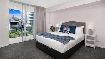 Iron/ironing board, Internet, bed sheets