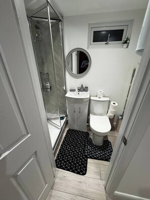 Bathroom - Cozy Private Room in Bedford, Perfect for Solo Travellers (Bedford)