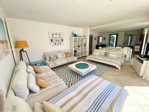 TV - Beautiful Provencal villa, sea view, beach access (Grimaud)