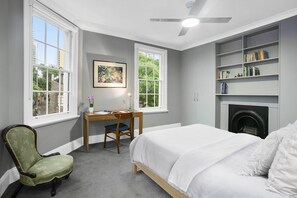 3 bedrooms, desk, iron/ironing board, bed sheets - Family Terrace Home Close to Oxford Street (Darlinghurst)