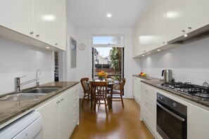 Fridge, microwave, oven, stovetop - Family Terrace Home Close to Oxford Street (Darlinghurst)