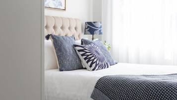 Bureau, fer et planche Ă repasser, accĂšs Internet, draps fournis