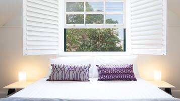 Desk, iron/ironing board, Internet, bed sheets