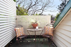 Outdoor dining - Woolwich Studio Bliss, Private Oasis by the Water (Woolwich)