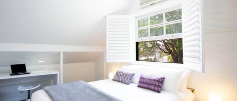 Desk, iron/ironing board, Internet, bed sheets