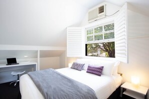 1 bedroom, desk, iron/ironing board, Internet - Woolwich Studio Bliss, Private Oasis by the Water (Woolwich)