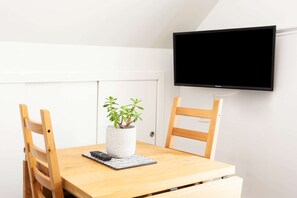 Dining - Woolwich Studio Bliss, Private Oasis by the Water (Woolwich)