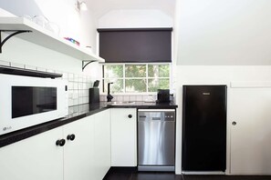 Microwave, stovetop, dishwasher, coffee/tea maker - Woolwich Studio Bliss, Private Oasis by the Water (Woolwich)
