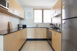 Fridge, microwave, oven, stovetop - Chic Unit with Rooftop Terrace near Sights & Shops (Pyrmont)
