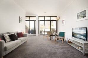 Smart TV, offices - Chic Unit with Rooftop Terrace near Sights & Shops (Pyrmont)