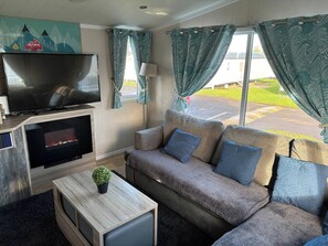 TV, books - Cozy 3 Bedroom Mobile Home in Longniddry, Perfect for Families (Longniddry)