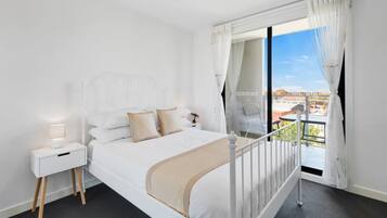 Iron/ironing board, bed sheets