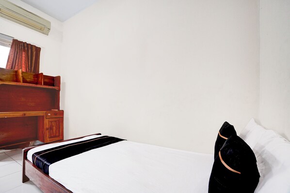 Standard Double Room - OYO 95041 Griya Indah Homestay (Surabaya)