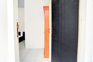 Standard Double Room - OYO 95041 Griya Indah Homestay (Surabaya)