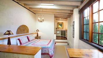 1 habitación, escritorio y tabla de planchar con plancha