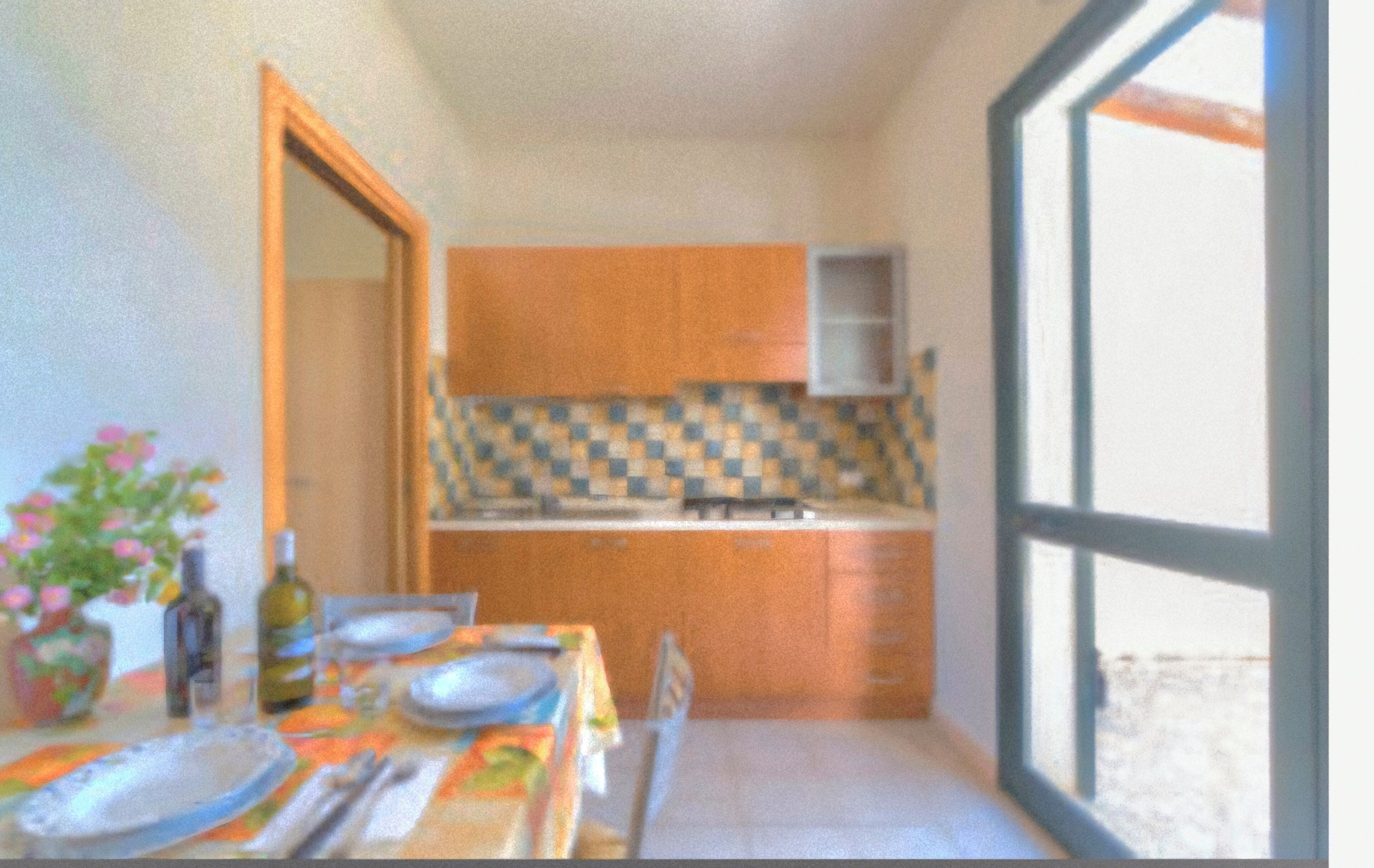 Frigorífico, microondas, cafetera o tetera y utensilios de cocina