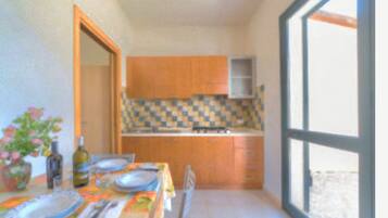 Kühlschrank, Mikrowelle, Herdplatte, Wasserkocher mit Kaffee-/Teezubehör