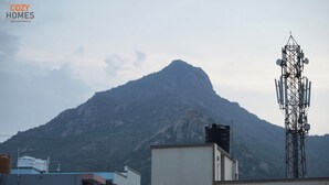 Une montagne avec une tour de télécommunications au premier plan.