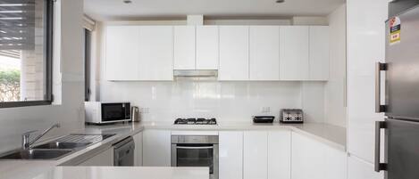 Frigorífic, microones, forn i placa de cuina