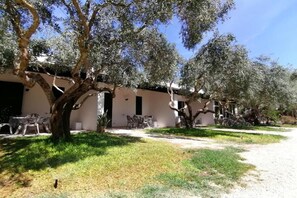 Exterior - Chic Lilybee 1bedroom apartment-GardenView sleep 4 (Marsala)