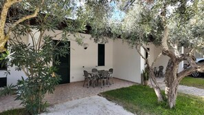 Outdoor dining - Chic Lilybee 1bedroom apartment-GardenView sleep 4 (Marsala)