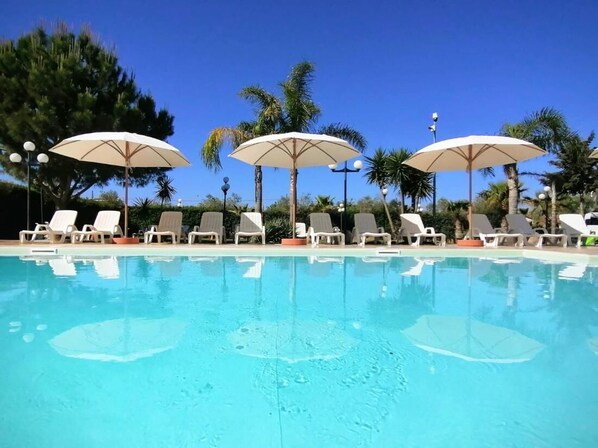 Pool - Chic Lilybee 1bedroom apartment-GardenView sleep 4 (Marsala)