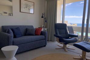 Smart TV, offices - Beachside Paradise - Ocean Views, Central Position (Manly)
