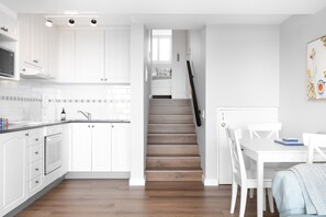 Fridge, microwave, oven, stovetop - Modern Manly Apartment with Stunning Views, Pool (Manly)