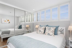 1 bedroom, iron/ironing board, Internet, bed sheets - Modern Manly Apartment with Stunning Views, Pool (Manly)