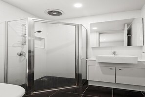 Chuveiro, toalhas de banho